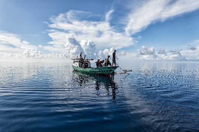 景观热带海海洋海水波浪钓鱼鱼船撒网蓝色蓝天白云– 高图网-免费无版权